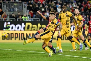 El Inter, con su tradicional solidez defensiva y un ataque liderado por Thuram y Lautaro Martínez, buscará mantener su dominio en el fútbol italiano y dar un paso más hacia la conquista de un nuevo título. Por su parte, el Atalanta, conocido por su juego dinámico, intentará dar la sorpresa y alcanzar la final de la copa nacional.

Credito: REUTERS/Daniele Mascolo