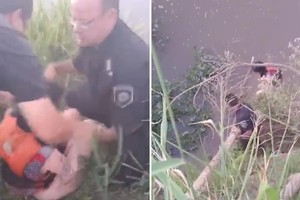 Uno de los oficiales descendió por la barranca para alcanzar a la joven, quien se sostenía de una rama.