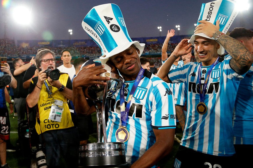 Soccer Football - Copa Sudamericana - Final - Racing Club v Cruzeiro - Estadio La Nueva Olla, Asuncion, Paraguay - November 23, 2024
Racing Club's Johan Carbonero celebrates with the trophy after winning the Copa Sudamericana REUTERS/Cesar Olmedo