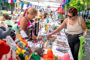 Participarán 145 emprendimientos locales en esta oportunidad, proponiendo una amplia gama de obsequios para niñas y niños que esperan a los Reyes Magos. Entre los diversos juegos y juguetes, destinados a las y los más pequeños, se podrán encontrar, entre otros, rompecabezas, diversos juegos de mesa, muñecos articulados, amigurumis y libros.