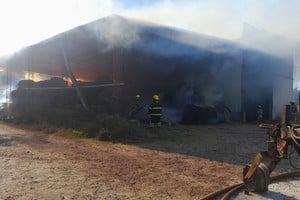 Al momento de realizar este anticipo desde el cuartel de Bomberos Voluntarios de Reconquista confirmaban que se había pedido ayuda a colegas de la región para avanzar ante las altas columnas de fuego. Vamos a ampliar.