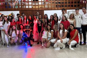 “La idea es buscar referentes en el pueblo que puedan acompañar durante todo el año a los 60 chicos que asisten al “Comedor Niños Alegres” que funciona en el SUM comunal. Como referentes, concurriendo a actos escolares, estar acompañando a los niños en diferentes actividades. A través de esta iniciativa, buscamos generar un impacto significativo tanto en la vida de los niños como en la de los adultos que participen”, adelantó.
Foto: Gentileza