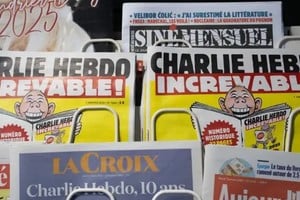 Una década después, Francia recuerda los ataques con un número especial del semanario satírico.