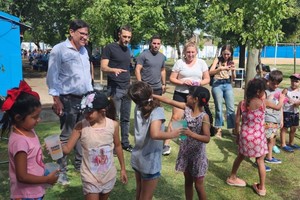 La recorrida se inició en el Camping Comunal de Soldini donde unos 200 niños disfrutaron de la jornada con diversas actividades recreativas y juegos en las piletas. Luego, el ministro estuvo presente en la escuela de verano que funciona en el club Nueva Unión de la ciudad de Pérez con unos 400 niños que participaron de actividades lúdicas.