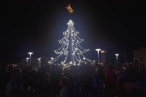 El clásico Arbolito volvió a encenderse con motivo de las festividades de finalización y comienzo de año.
