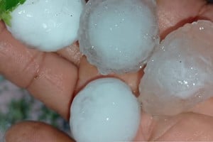 Las piedras provocaron daños materiales en casas y edificaciones.