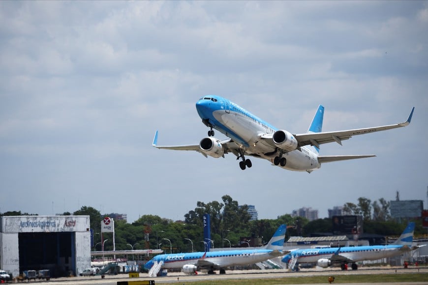 An Aerolineas Argentinas Boeing 737-8SH takes off at the Aeroparque Jorge Newbery airport, in Buenos Aires, Argentina December 26, 2024. REUTERS/Agustin Marcarian