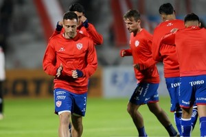 Calienta motores el Tate. Unión, de la mano de Cristian Alberto González, abre la Serie del Río de La Plata esta noche a las 21 en Montevideo, contra los chilenos de la Universidad Católica en el estadio Luis Franzini, donde hace las veces de local Defensor Sporting en el campeonato charrúa.