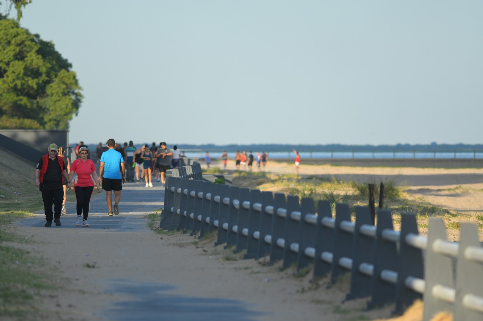 Tarde de la Luna del Lobo en la costanera santafesina