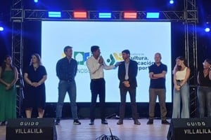 El presidente comunal Ignacio Freytes sobre el escenario junto a Pullaro, legisladores y funcionarios provinciales.