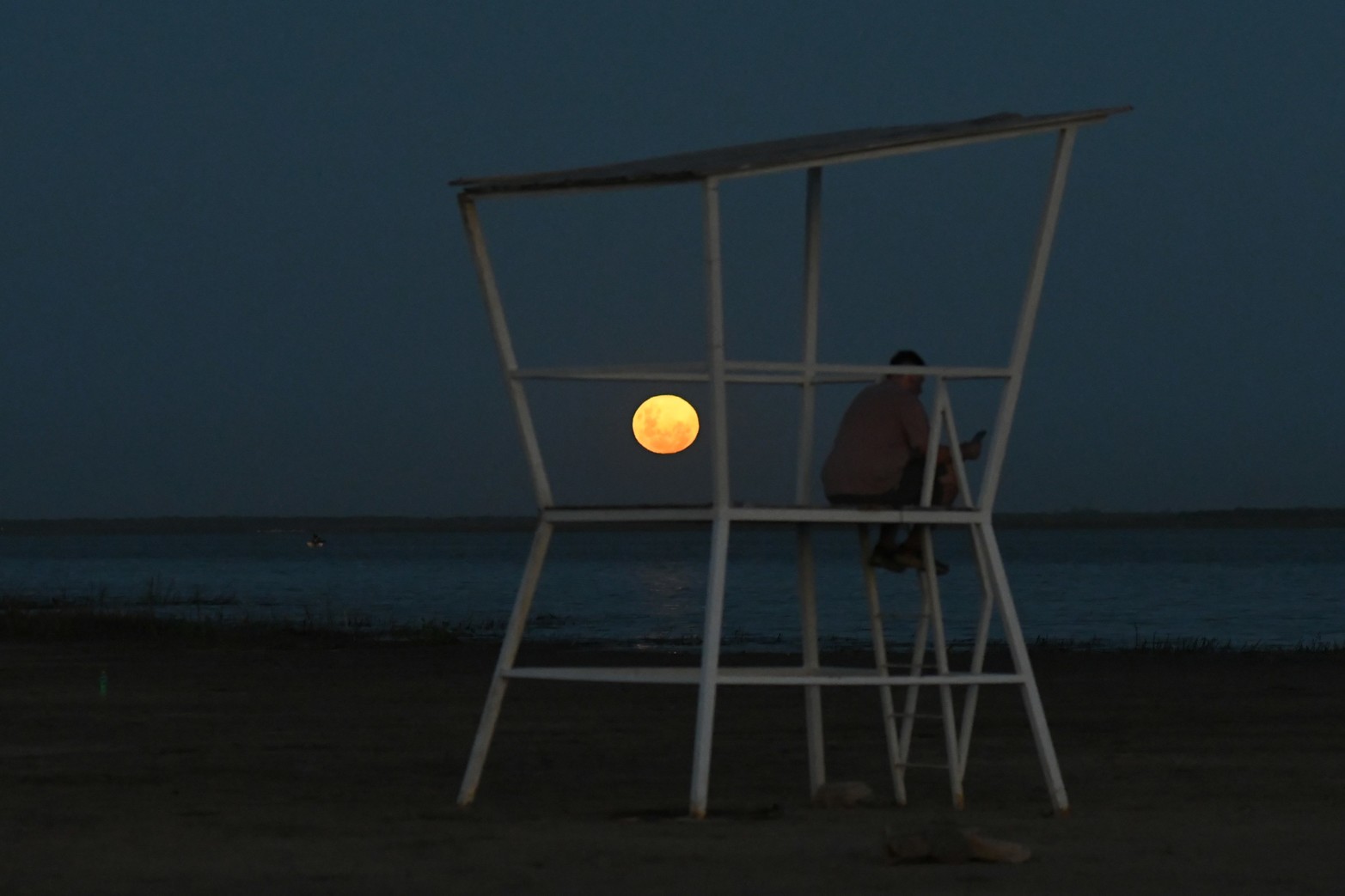 Tarde de la Luna del Lobo en la costanera santafesina