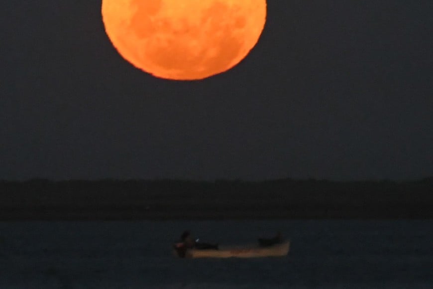 Tarde de la Luna del Lobo en la costanera santafesina