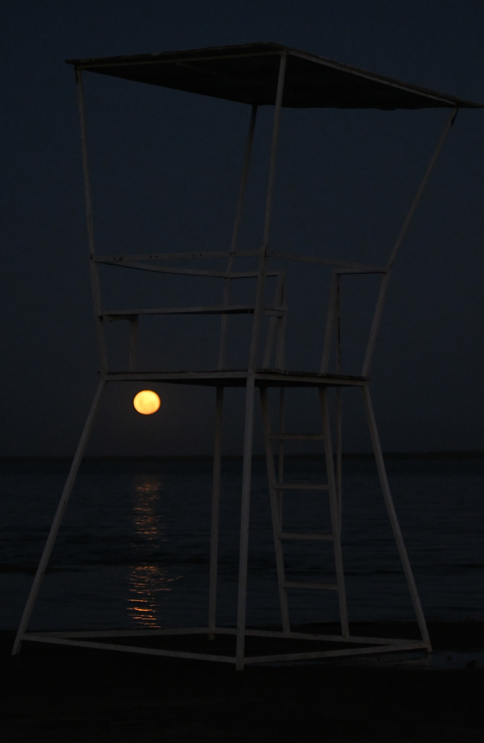 Tarde de la Luna del Lobo en la costanera santafesina