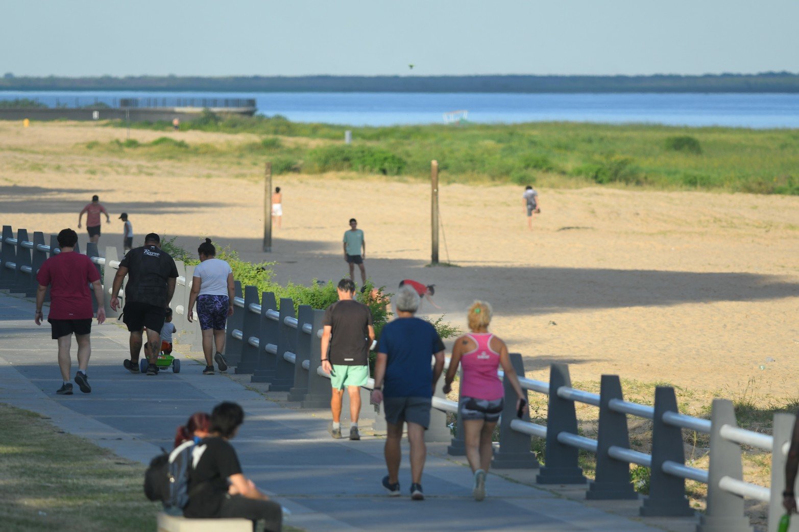 Tarde de la Luna del Lobo en la costanera santafesina