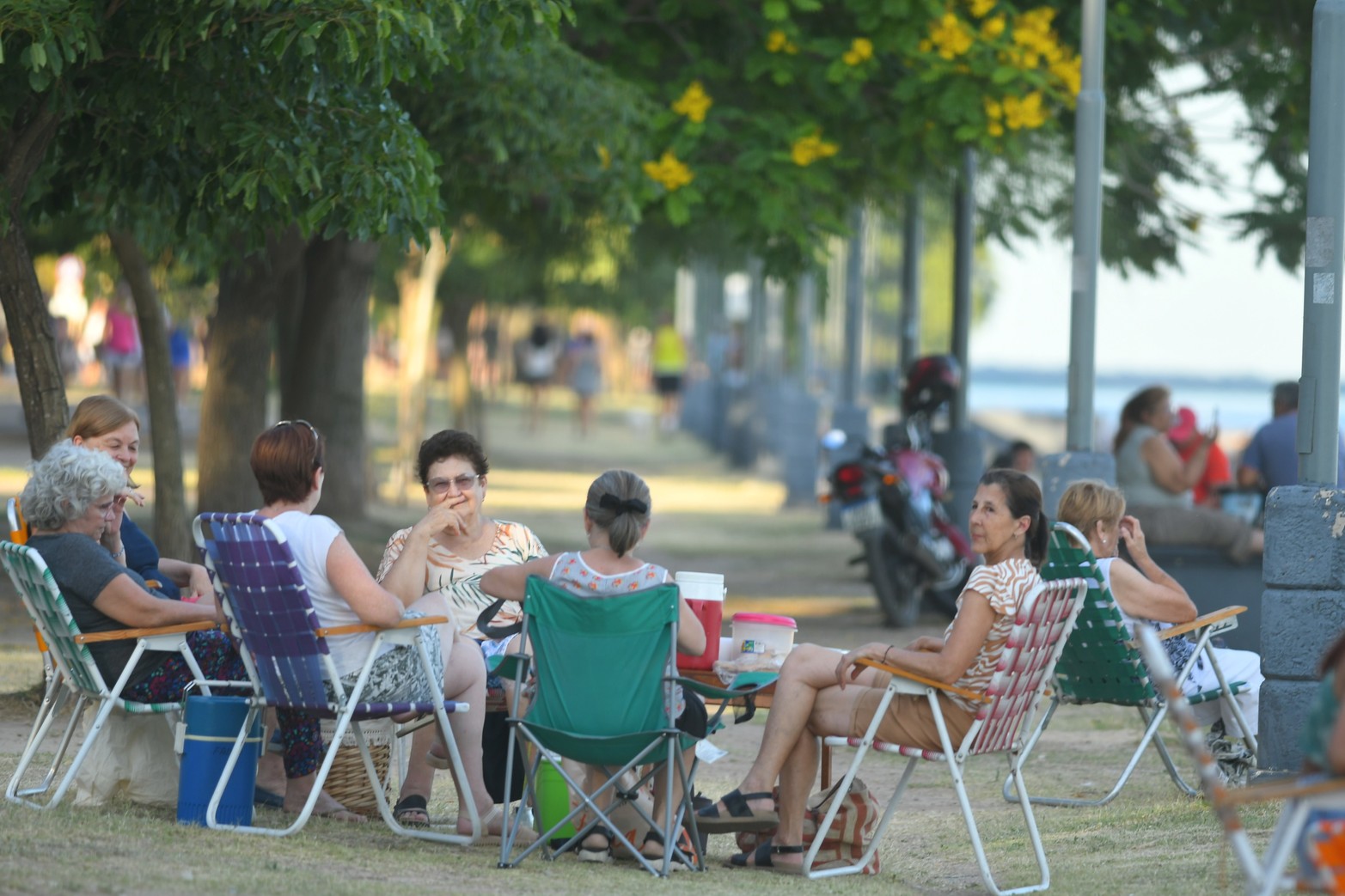 Tarde de la Luna del Lobo en la costanera santafesina