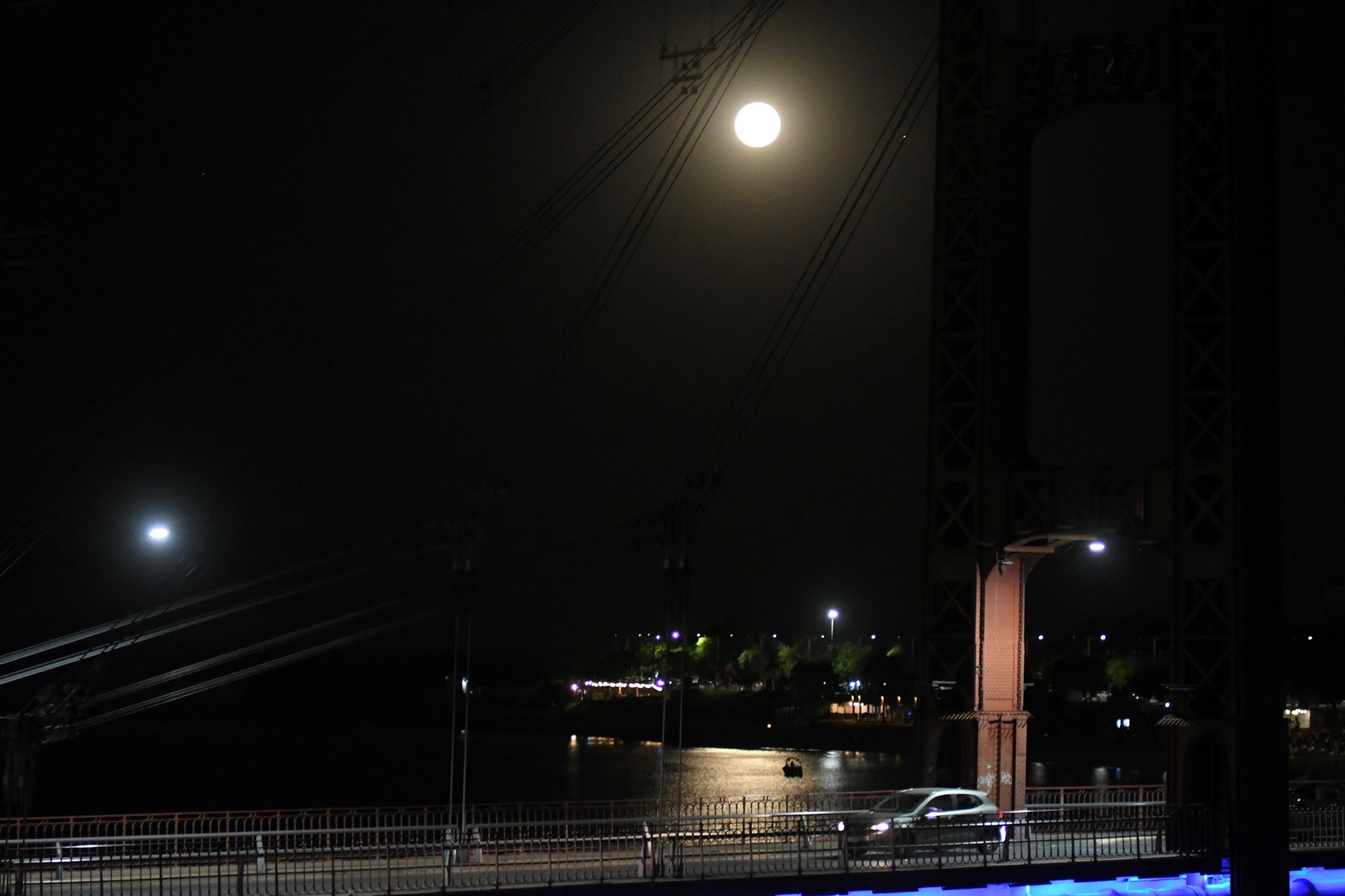 Tarde de la Luna del Lobo en la costanera santafesina