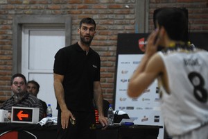Un DT serio y laburante. El "Flaco" Sebastián Porta, ex DT de Libertad de Sunchales, hizo historia grande en San Francisco: se quedó con el Torneo Apertura en la Liga Argentina y empieza a soñar con el ascenso a la Liga Nacional de Básquetbol (LNB).