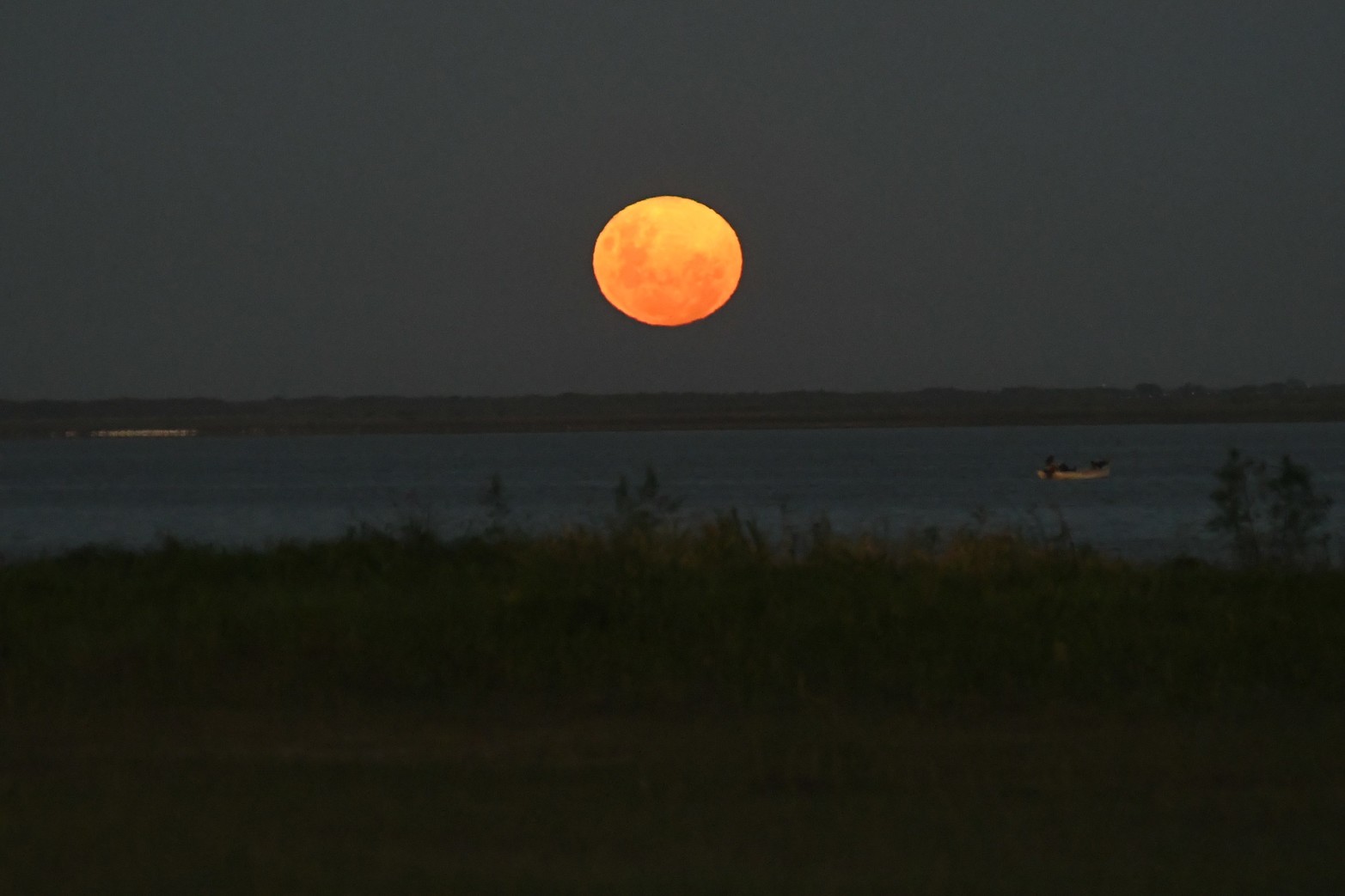 Tarde de la Luna del Lobo en la costanera santafesina