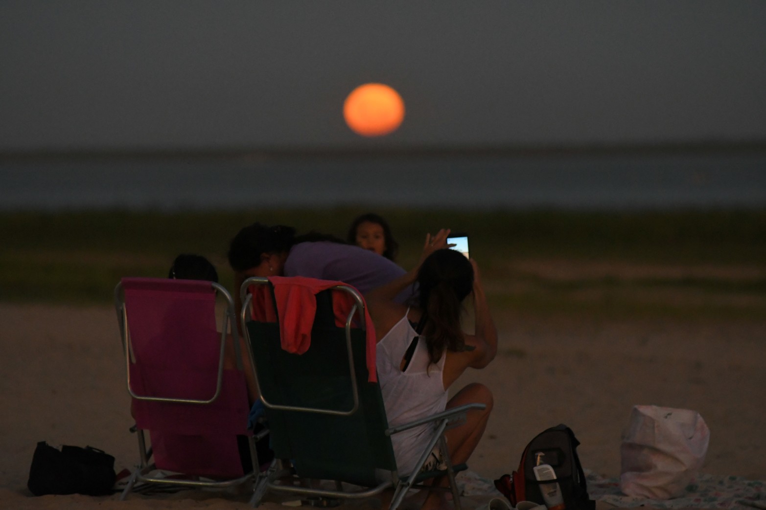 Tarde de la Luna del Lobo en la costanera santafesina