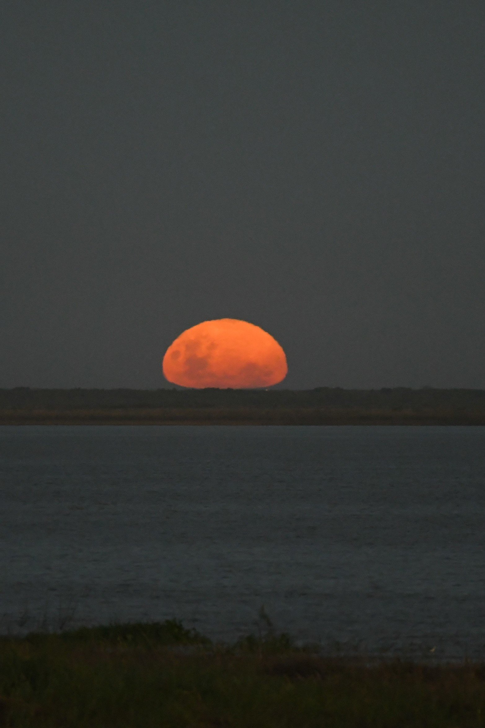 Tarde de la Luna del Lobo en la costanera santafesina
