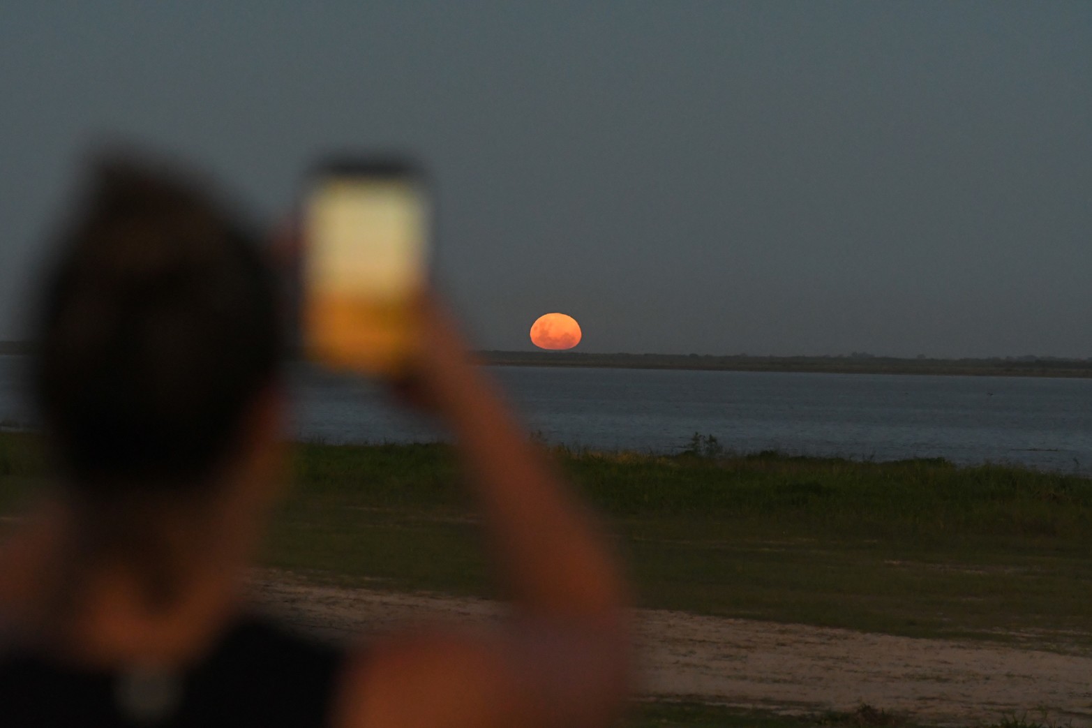 Tarde de la Luna del Lobo en la costanera santafesina