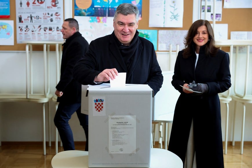 Croatian President and presidential candidate Zoran Milanovic votes next to his wife Sanja Music Milanovic at a polling station during the second round of the presidential election in Zagreb, Croatia, January 12, 2025. REUTERS/Antonio Bronic     TPX IMAGES OF THE DAY