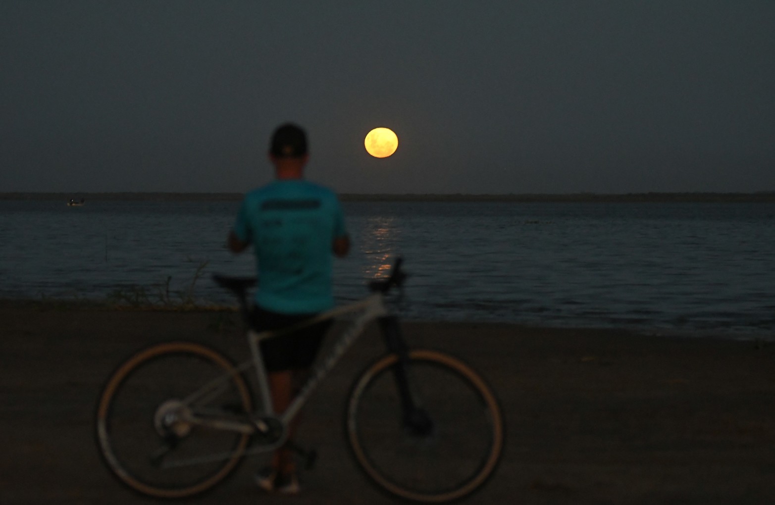 Tarde de la Luna del Lobo en la costanera santafesina