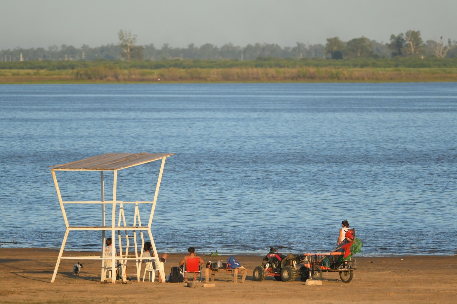 Tarde de la Luna del Lobo en la costanera santafesina