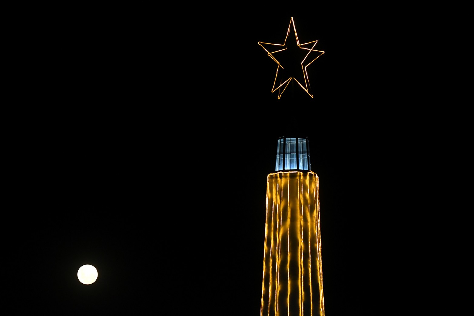 Tarde de la Luna del Lobo en la costanera santafesina