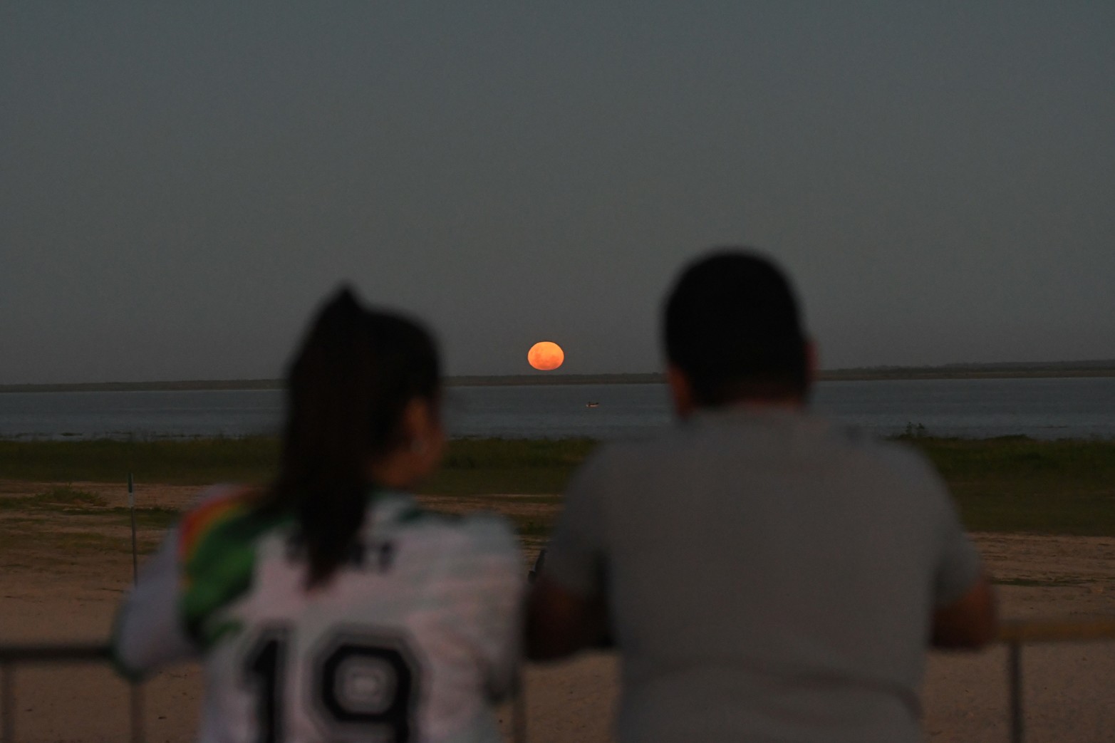 Tarde de la Luna del Lobo en la costanera santafesina