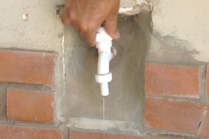 Maya, vecinalista de Altos del Valle demuestra la presión del agua en el barrio. Captura CYD