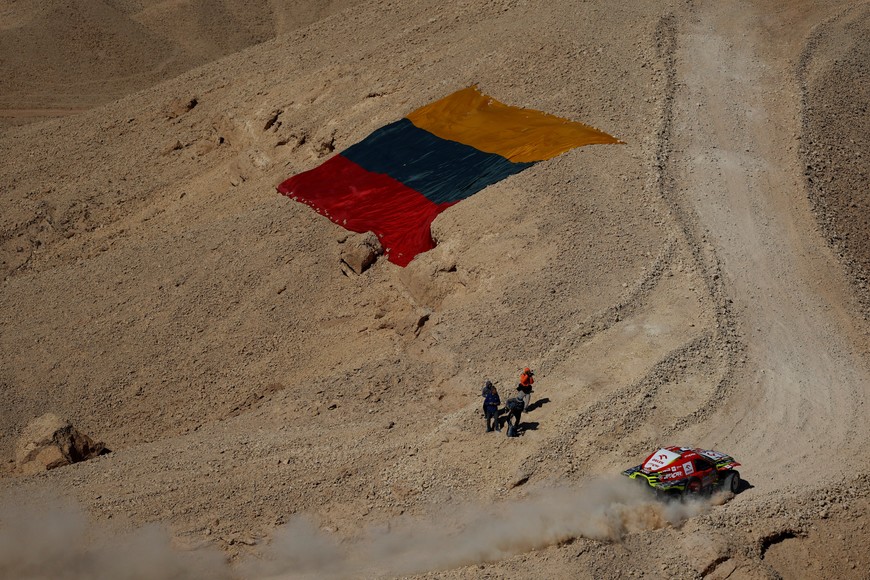 Rallying - Dakar Rally - Stage 9 - Riyadh to Haradh - Saudi Arabia - January 14, 2025
Orlen Jipocar Team's Martin Prokop and Viktor Chytka in action as they drive past a giant flag during stage 9 REUTERS/Hamad I Mohammed