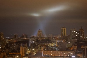Ukrainian service personnel use searchlights as they search for drones in the sky over the city during a Russian drone strike, amid Russia's attack on Ukraine, in Kyiv, Ukraine January 13, 2025. REUTERS/Gleb Garanich