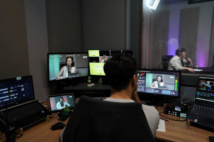 Jóvenes creando contenido de calidad.