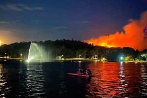 Las llamas vista a los lejos en una imagen que parece irreal.