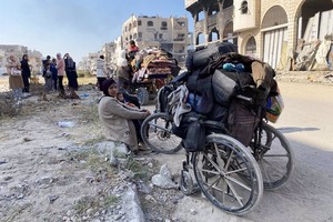 Familias de palestinos desplazados tratan de abandonar la zona de Beit Hanun, en el norte de la Franja de Gaza.