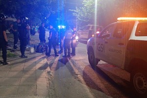 Los sospechosos habían robado un bidón de nafta y una bomba de agua, que descartaron antes de ser capturados.