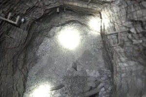 Perú: 17 mineros atrapados tras ataque de presuntos mineros ilegales.