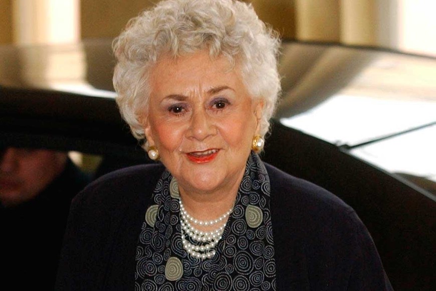 De extensa trayectoria en el teatro inglés, Plowright compartió trabajos con reconocidas actrices.