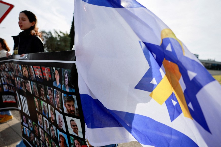 Families and supporters of Israeli hostages kidnapped during the deadly October 7, 2023 attack by Hamas, gather to demand a deal that will bring back all the hostages held in Gaza, outside a meeting between hostage representatives and Israeli Prime Minister Benjamin Netanyahu, in Jerusalem, January 14, 2025. REUTERS/Ammar Awad