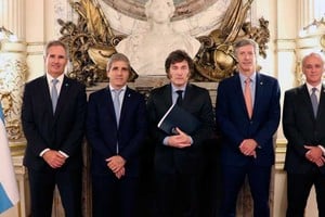 El presidente y su equipo económico.