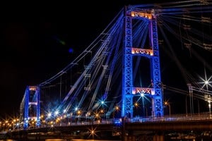 El Puente Colgante tendrá un encendido especial de luces durante el evento. Foto: Juan Martín Alfieri