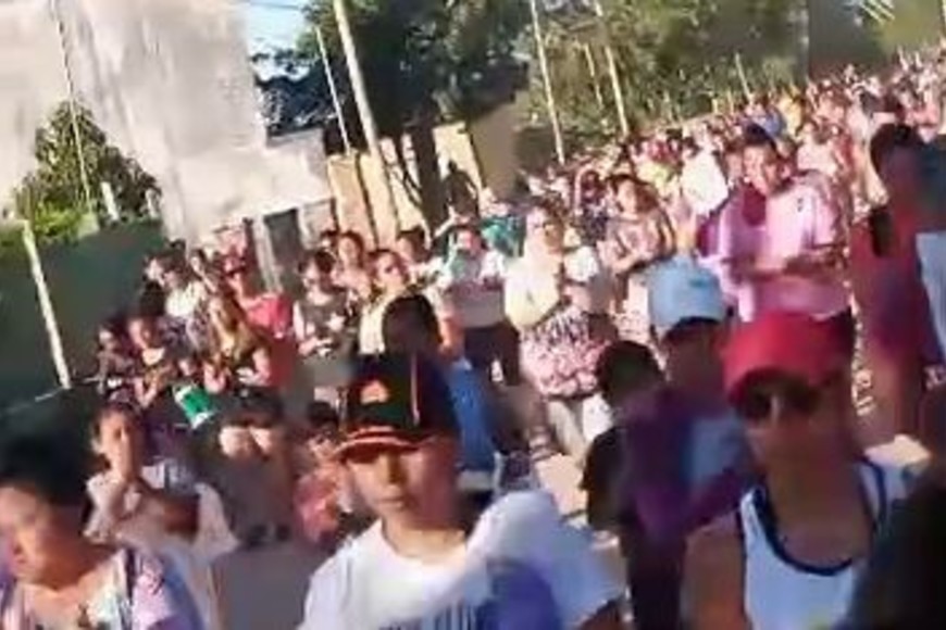 La multitud se congregó frente a la Comisaría del pueblo para exigir justicia.