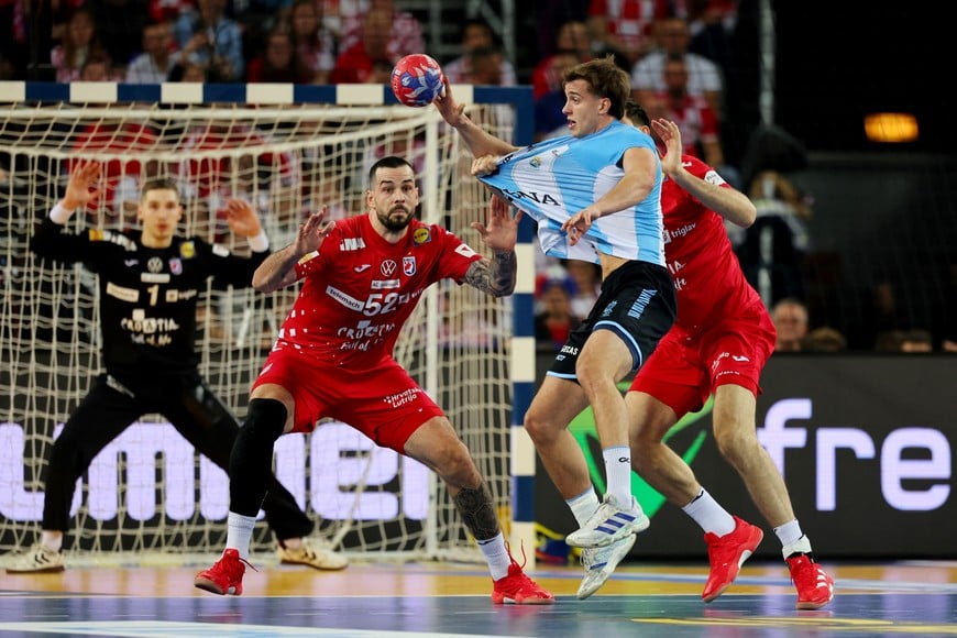 Handball - IHF Handball World Championships 2025 - Preliminary Round - Group H - Croatia v Argentina - Zagreb Arena, Zagreb, Croatia - January 17, 2025
Argentina's Santiago Barcelo Garcia in action with Croatia's Marko Mamic REUTERS/Antonio Bronic