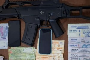 Tenían dinero en efectivo y ocultaban una réplica de un moderno fusil de asalto.