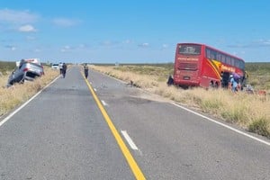 Los rescatistas enfrentaron dificultades para retirar los cuerpos de la camioneta.