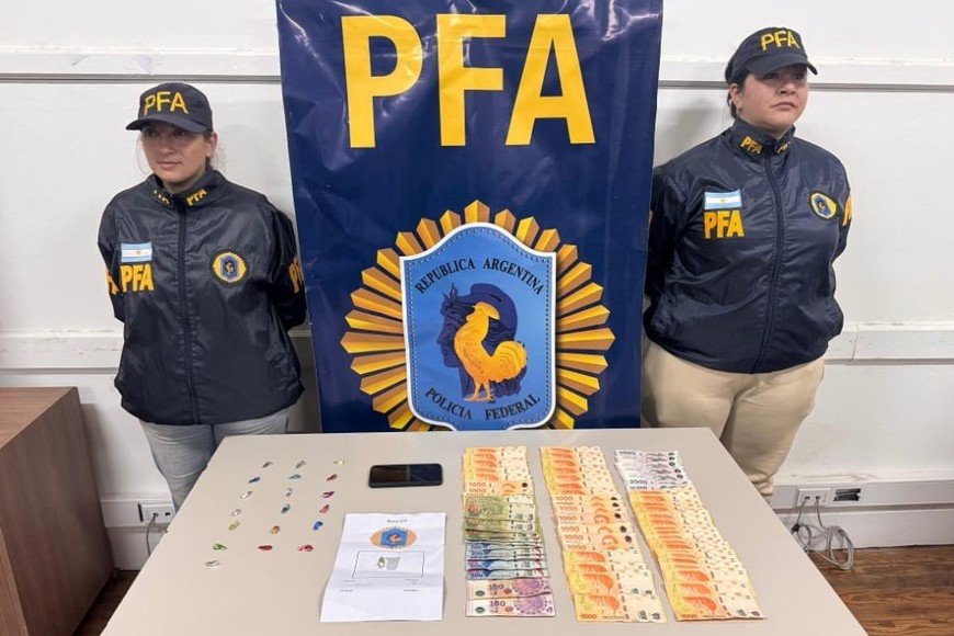 Detuvieron a cinco personas y se secuestró drogas, dinero y vehículos.