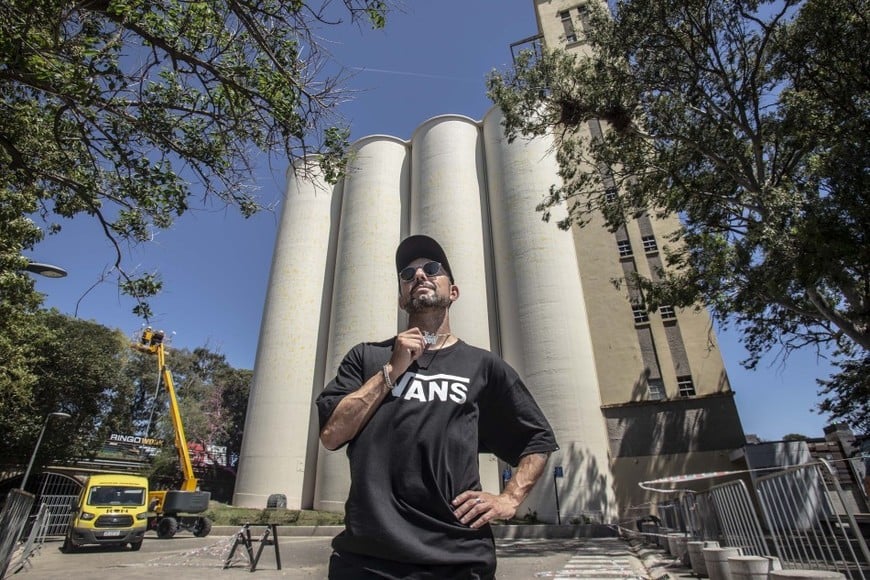 Martín Ron terminó de plasmar en los silos del macro su trabajo inspirado en la esencia rosarina.
