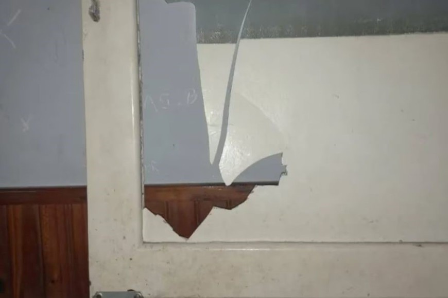 La chica causó destrozos en los muebles y las paredes de la comisaría.