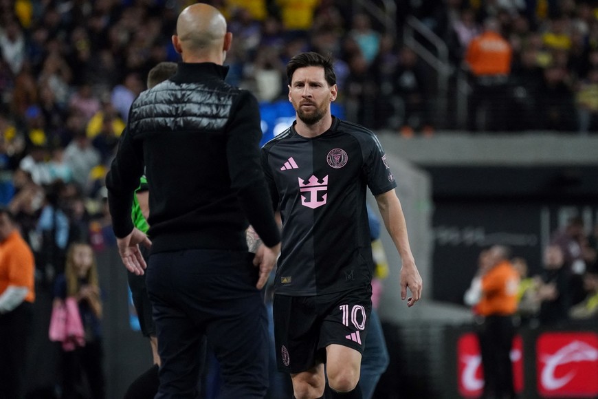 Jan 18, 2025; Las Vegas, Nevada, USA; Inter Miami CF forward Lionel Messi (10) is subbed out by head coach Javier Mascherano in the second half against Club America at Allegiant Stadium. Mandatory Credit: David Gonzales-Imagn Images